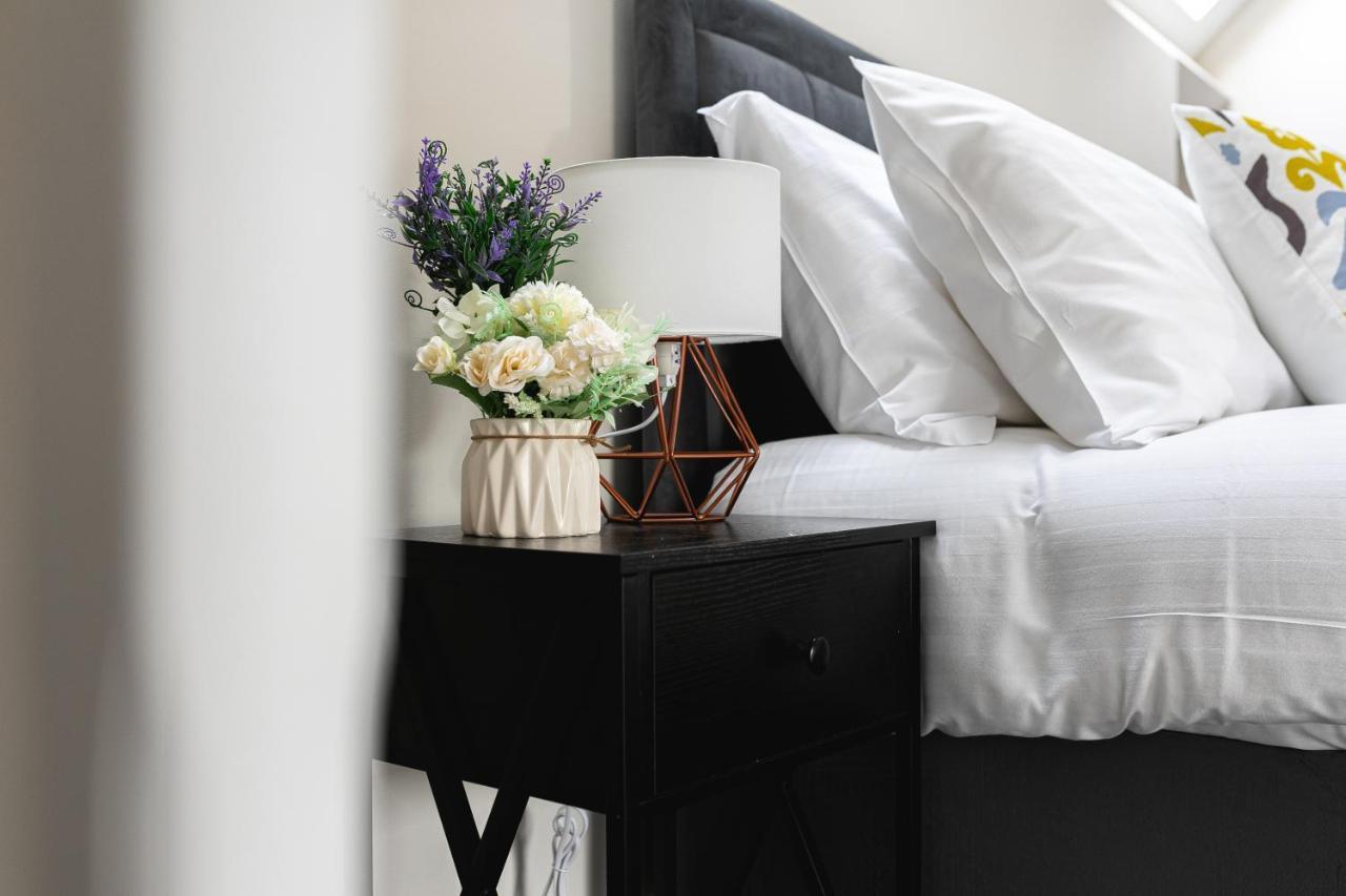 Skyvillion - Cozy Large 4 & 1 Bed Apartments In London Enfield, Mins To Tube Station, Free Wi-Fi Dış mekan fotoğraf